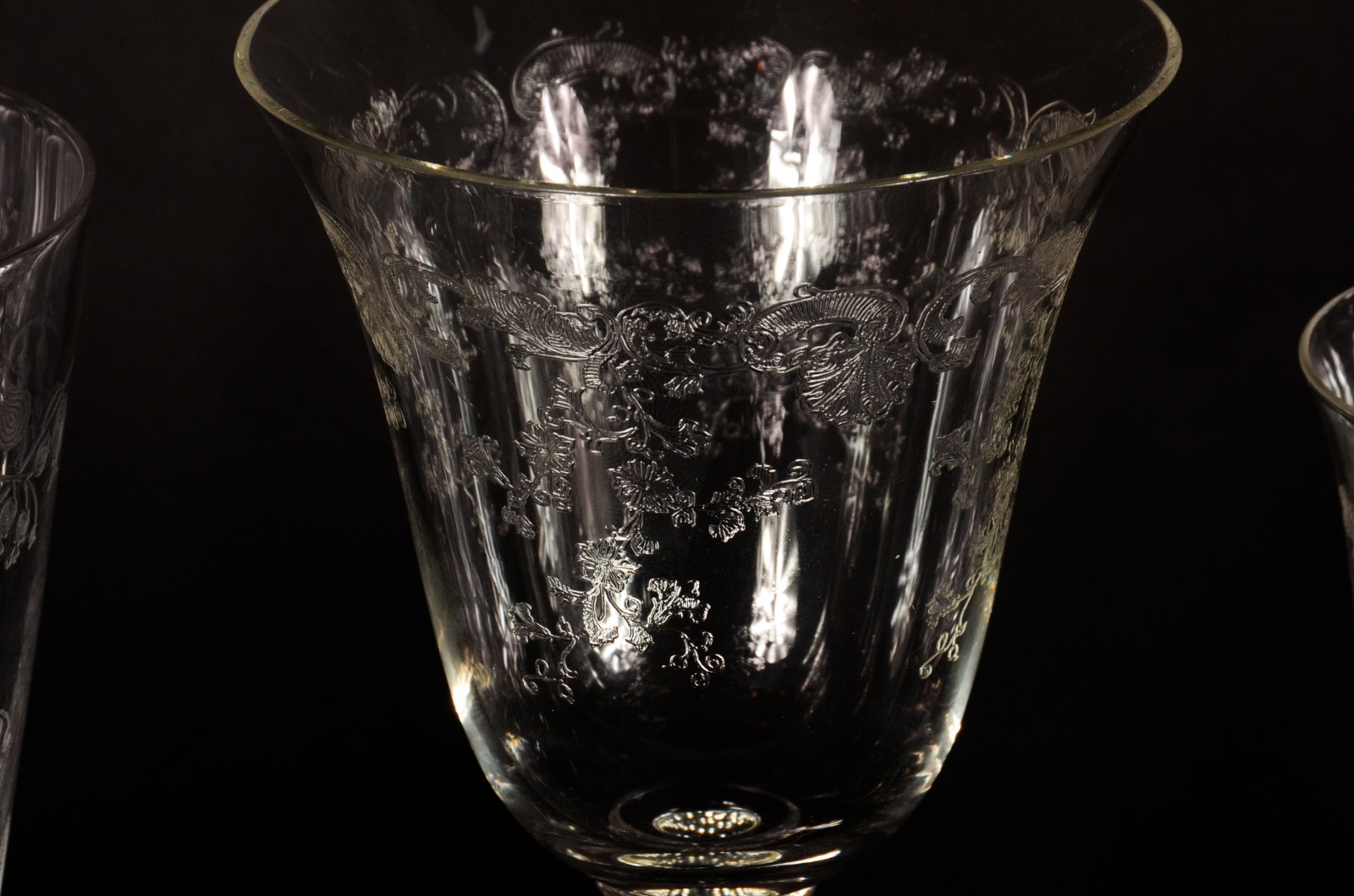 Diversas taças de cristal lavrado, sendo: 8 para água, 3 para vinho... - foto 4 de 7