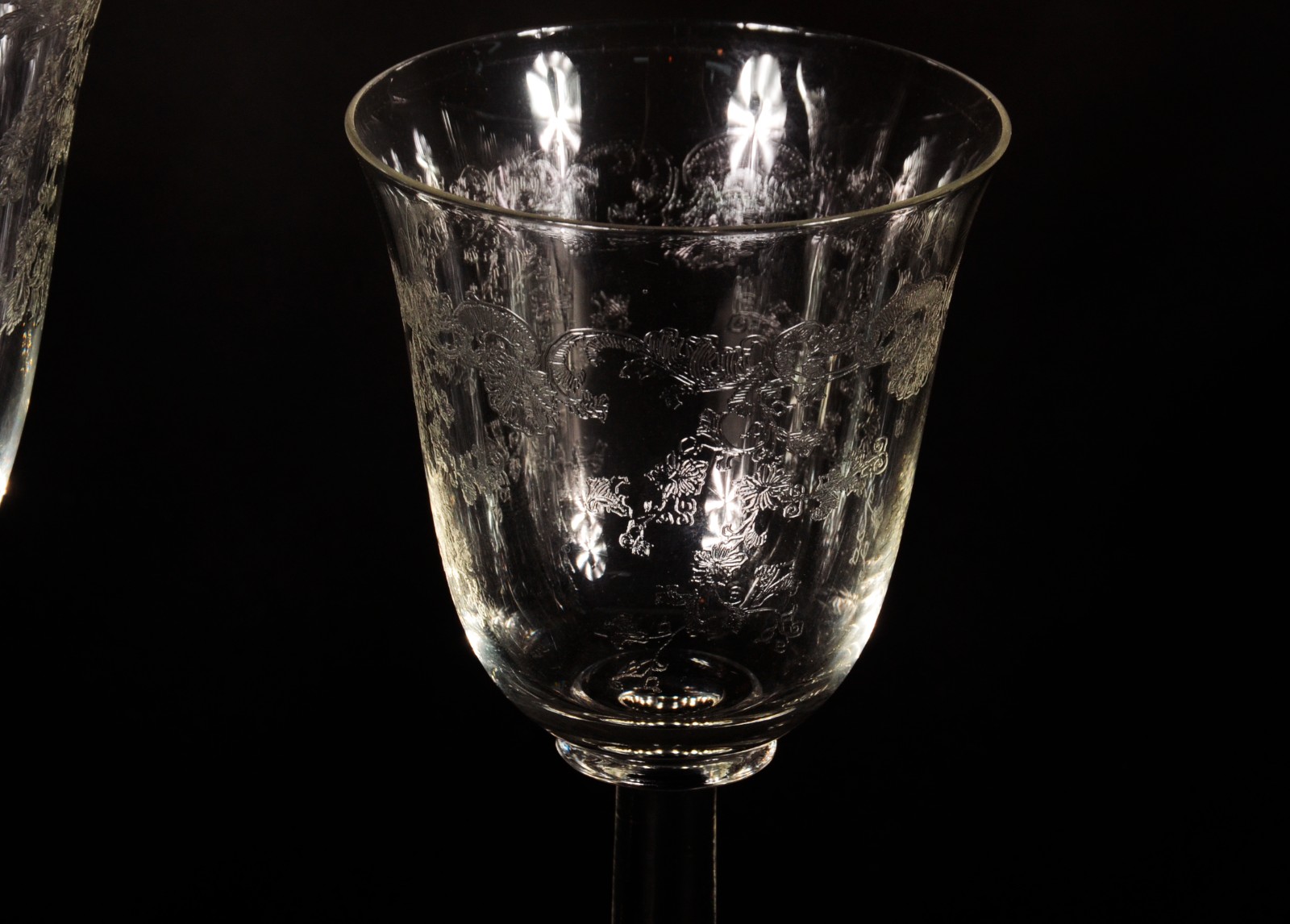 Diversas taças de cristal lavrado, sendo: 8 para água, 3 para vinho... - foto 5 de 7