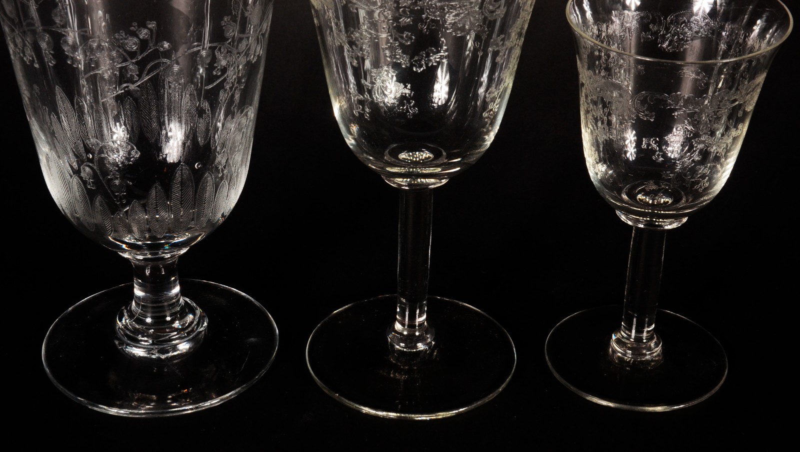 Diversas taças de cristal lavrado, sendo: 8 para água, 3 para vinho... - foto 6 de 7