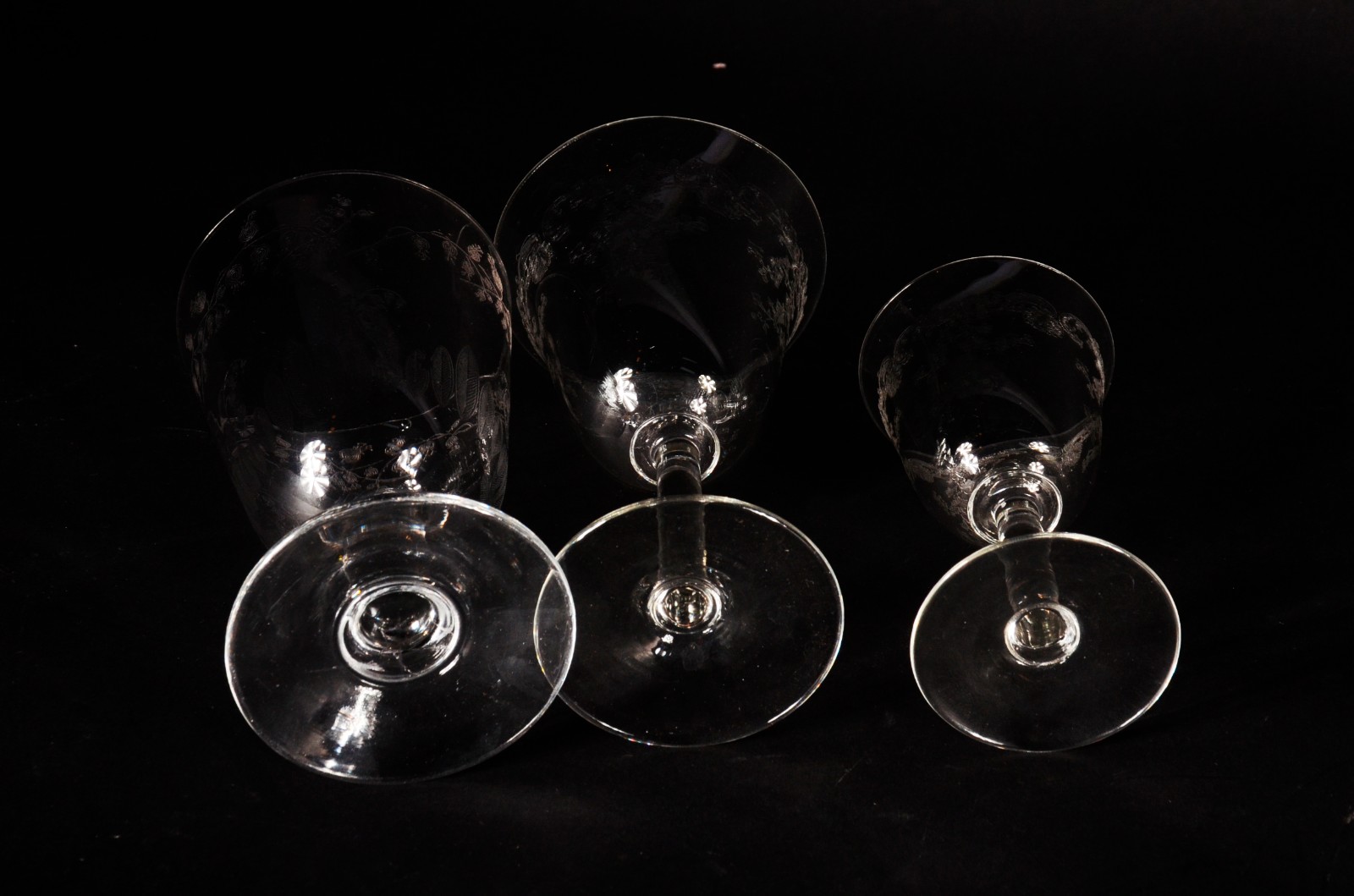 Diversas taças de cristal lavrado, sendo: 8 para água, 3 para vinho... - foto 7 de 7