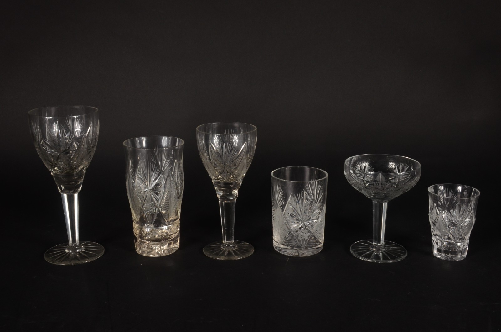 Serviço de cristal lapidado, composto de: 10 taças para vinho tinto... - foto 2 de 11