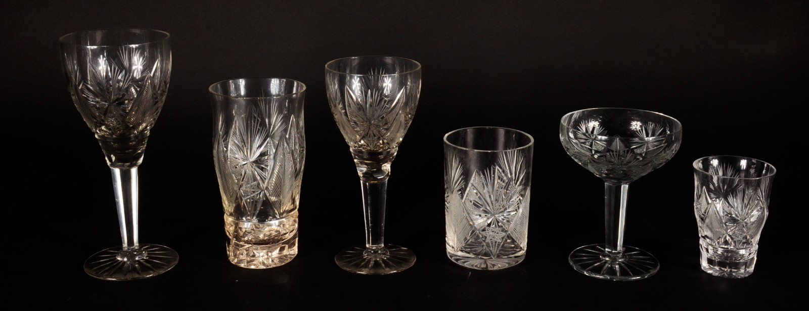 Serviço de cristal lapidado, composto de: 10 taças para vinho tinto... - foto 3 de 11