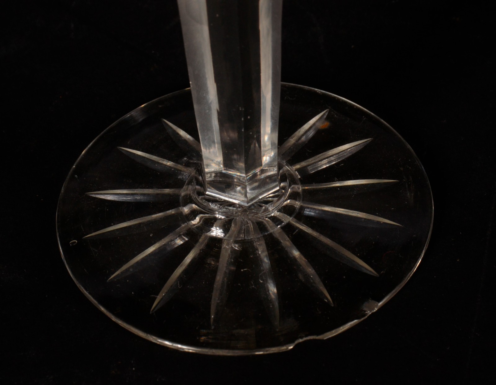 Serviço de cristal lapidado, composto de: 10 taças para vinho tinto... - foto 9 de 11
