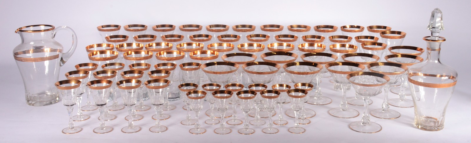 Serviço de cristal com bases facetadas, bordas douradas e monograma... - foto 1 de 10