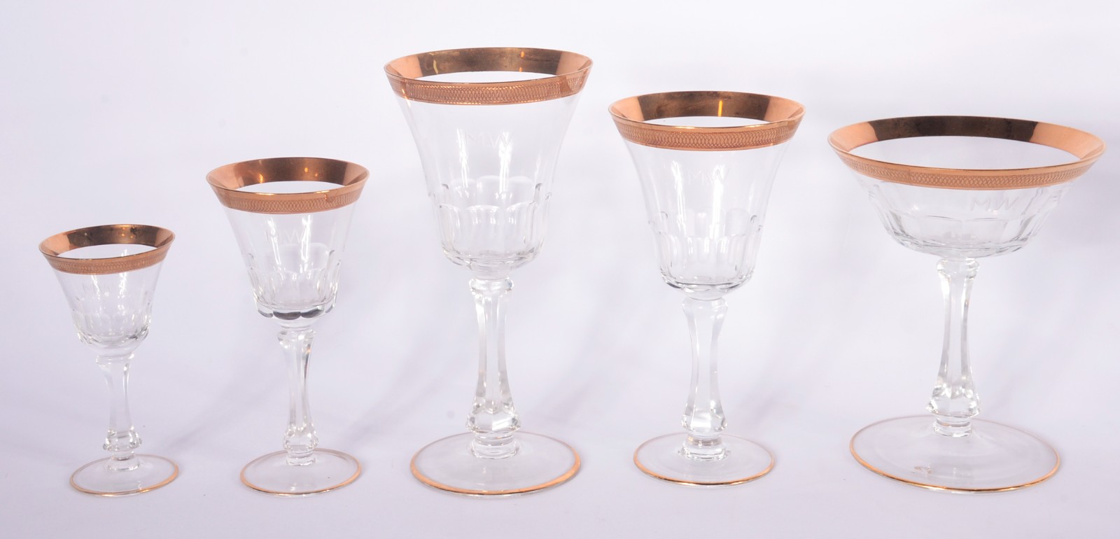 Serviço de cristal com bases facetadas, bordas douradas e monograma... - foto 2 de 10