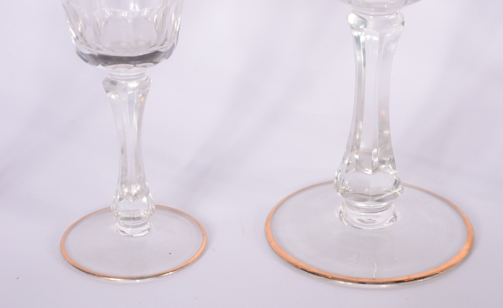 Serviço de cristal com bases facetadas, bordas douradas e monograma... - foto 3 de 10