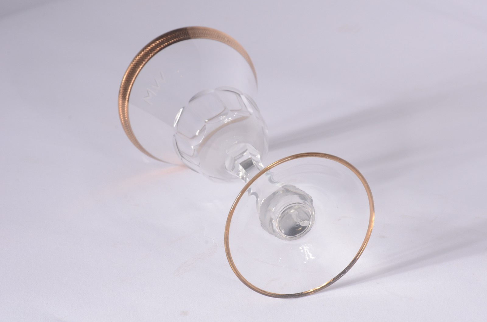 Serviço de cristal com bases facetadas, bordas douradas e monograma... - foto 4 de 10