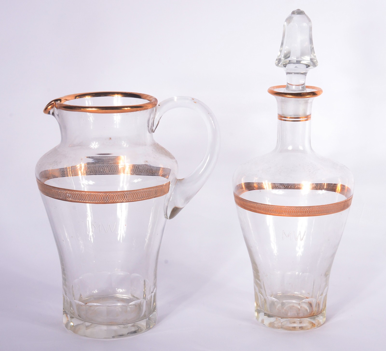 Serviço de cristal com bases facetadas, bordas douradas e monograma... - foto 5 de 10