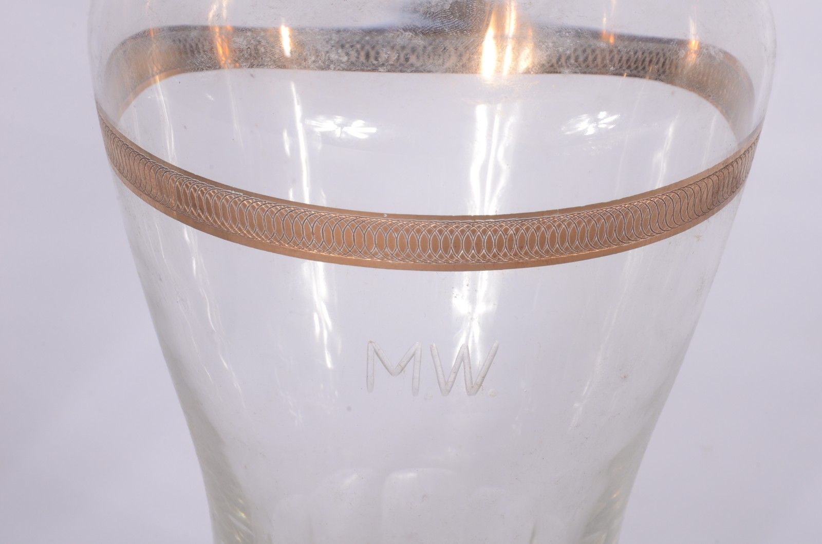 Serviço de cristal com bases facetadas, bordas douradas e monograma... - foto 6 de 10