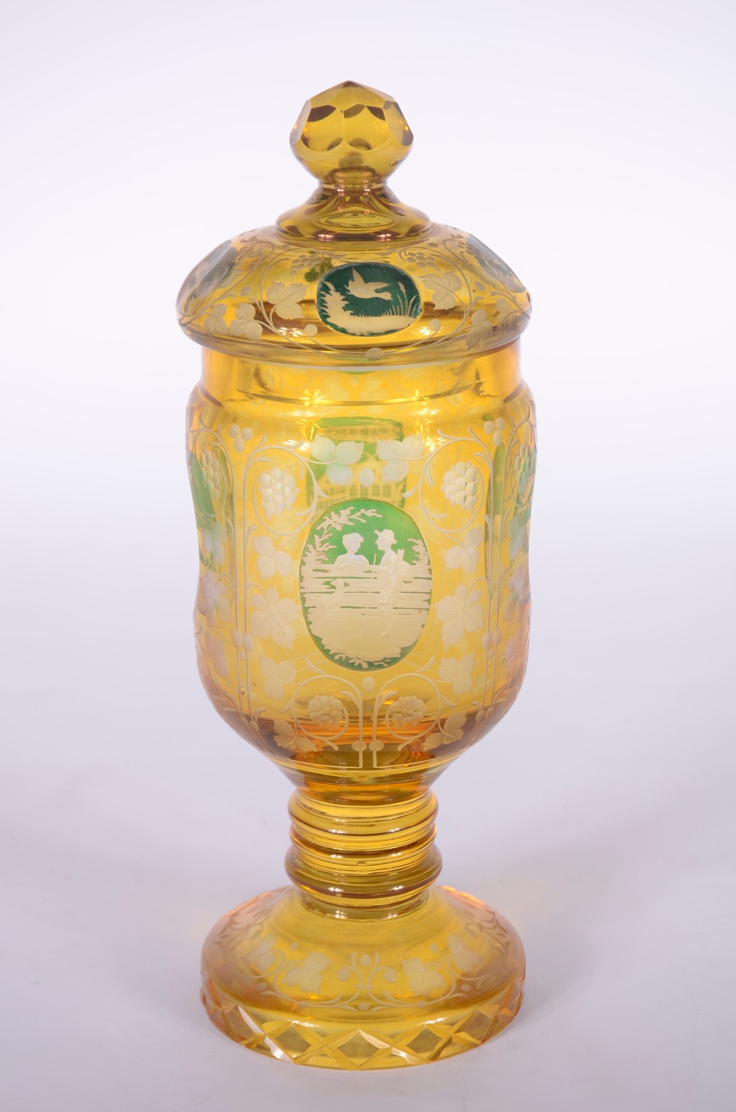 Bomboniere de cristal doublé amarelo com reservas lavradas decoradas... - foto 1 de 9