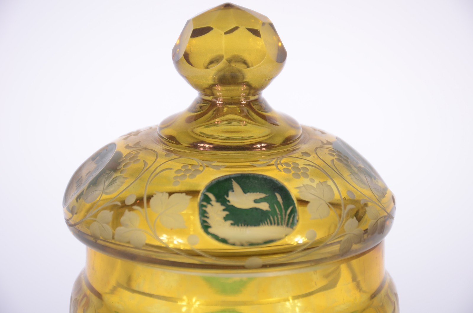 Bomboniere de cristal doublé amarelo com reservas lavradas decoradas... - foto 5 de 9
