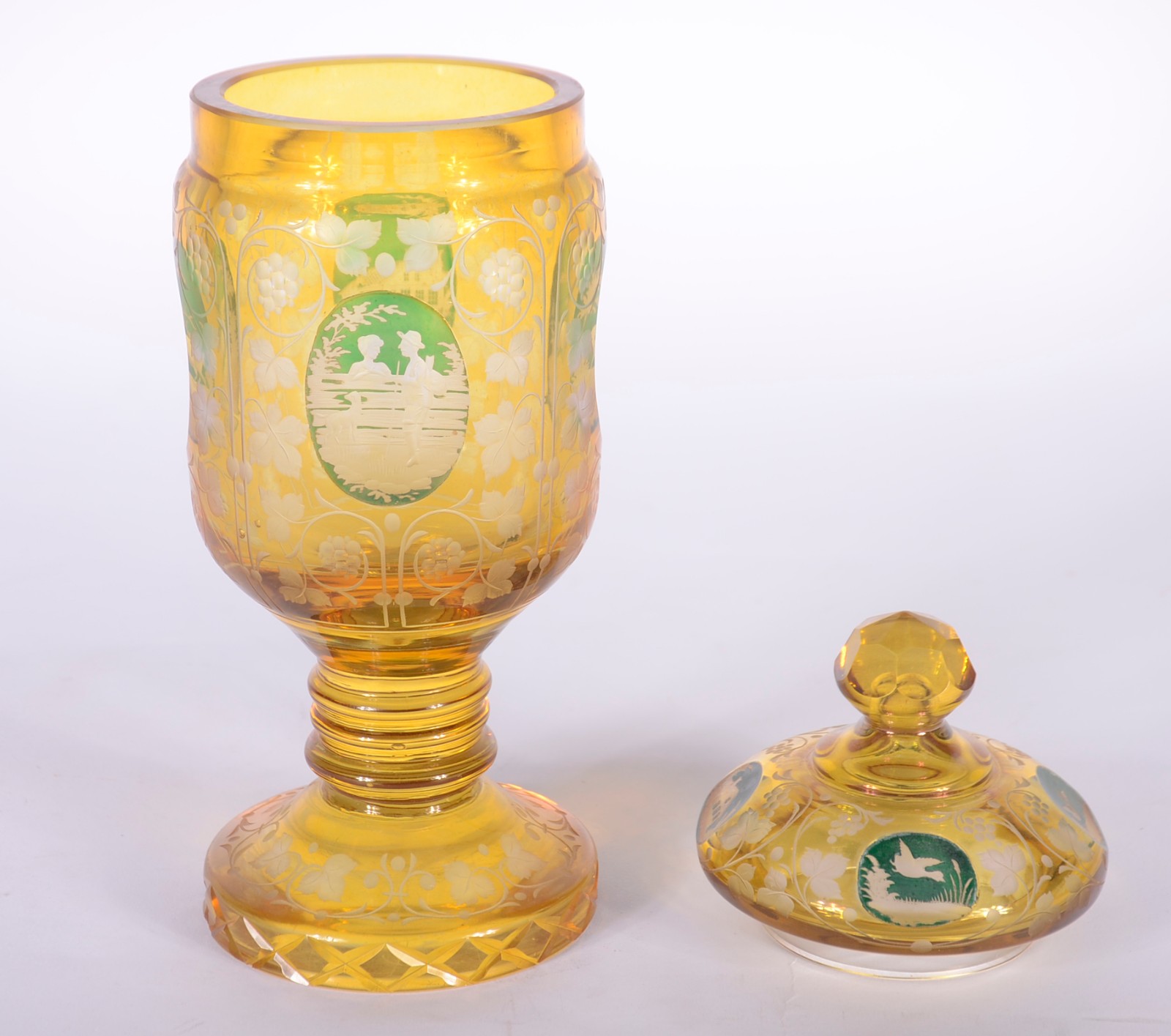 Bomboniere de cristal doublé amarelo com reservas lavradas decoradas... - foto 7 de 9