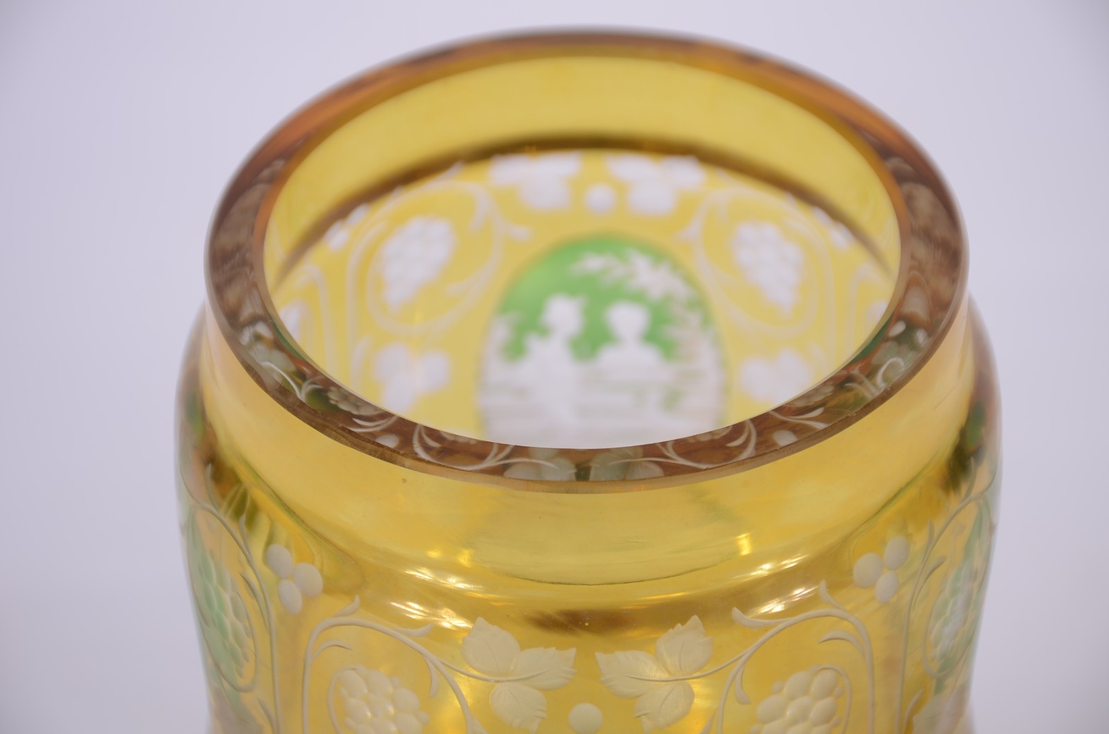Bomboniere de cristal doublé amarelo com reservas lavradas decoradas... - foto 8 de 9