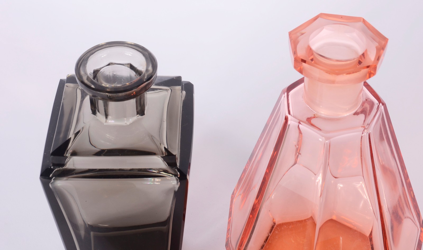Duas garrafas de cristal sendo uma na cor fumê e outra rosa salmon... - foto 3 de 7