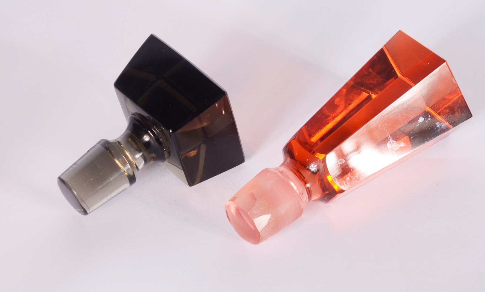 Duas garrafas de cristal sendo uma na cor fumê e outra rosa salmon... - foto 4 de 7