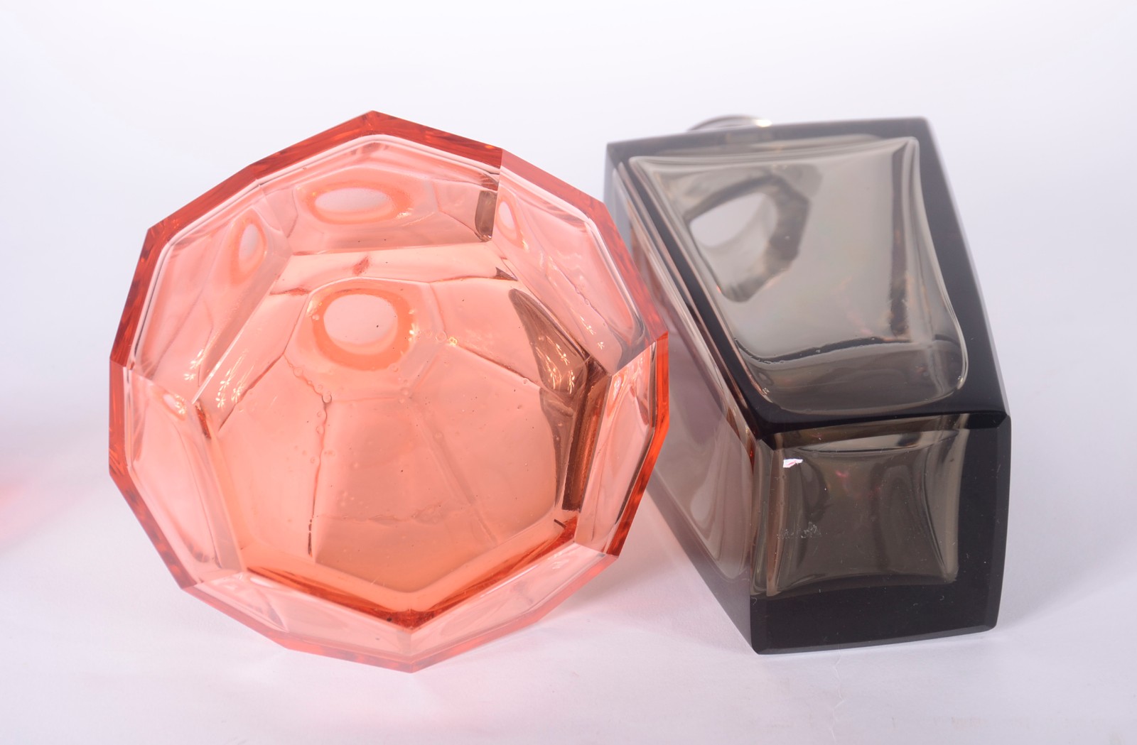 Duas garrafas de cristal sendo uma na cor fumê e outra rosa salmon... - foto 7 de 7