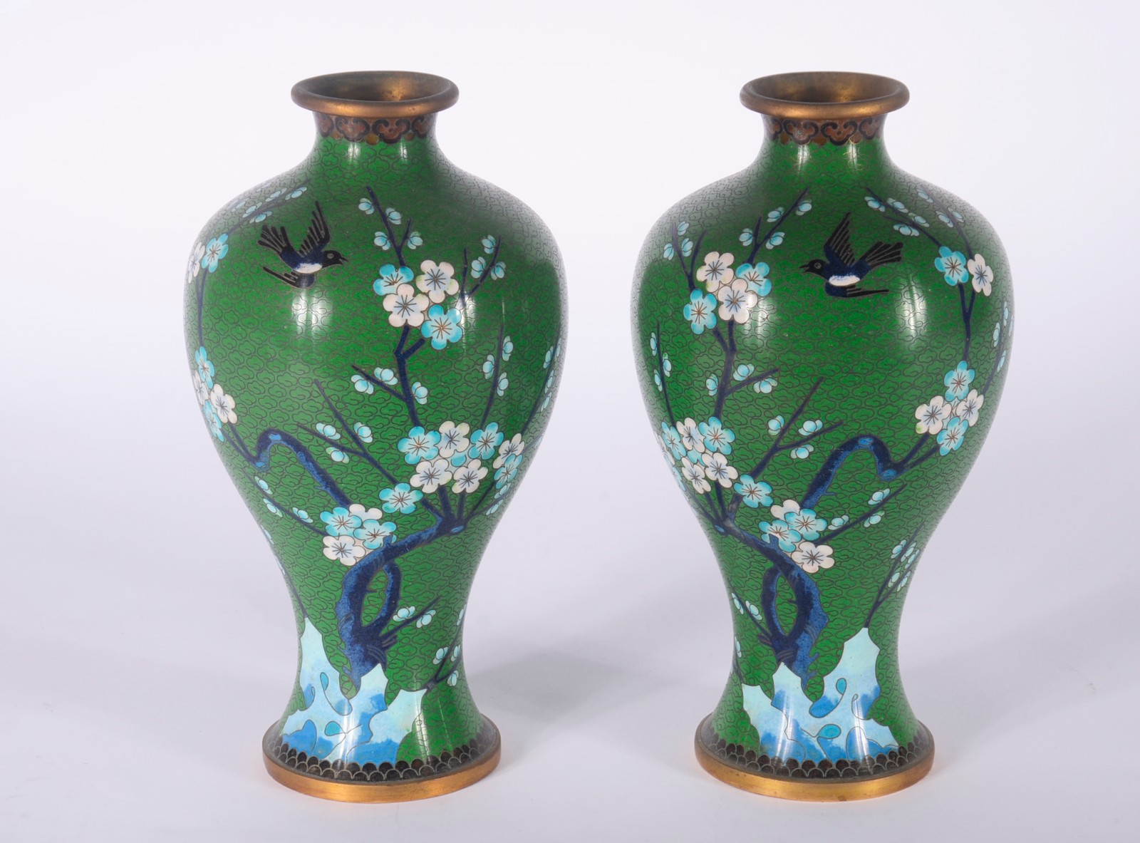 Par de vasos de cloisoné oriental, fundo verde decorado com flores e... - foto 1 de 9