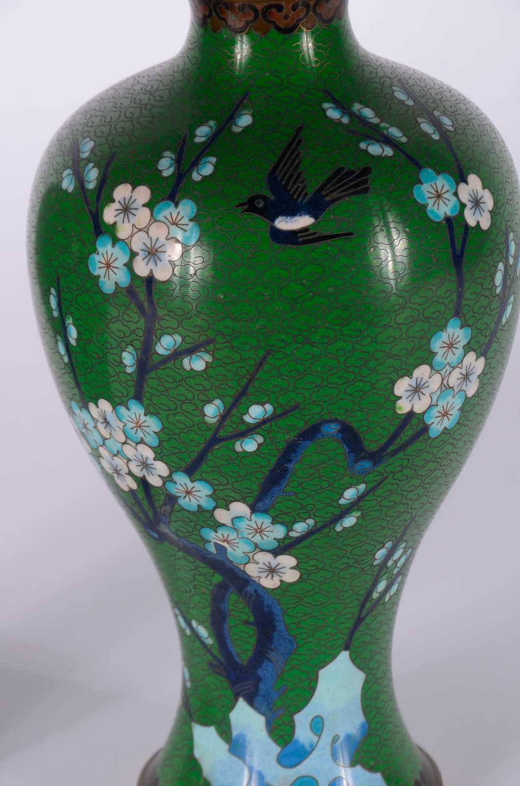 Par de vasos de cloisoné oriental, fundo verde decorado com flores e... - foto 2 de 9
