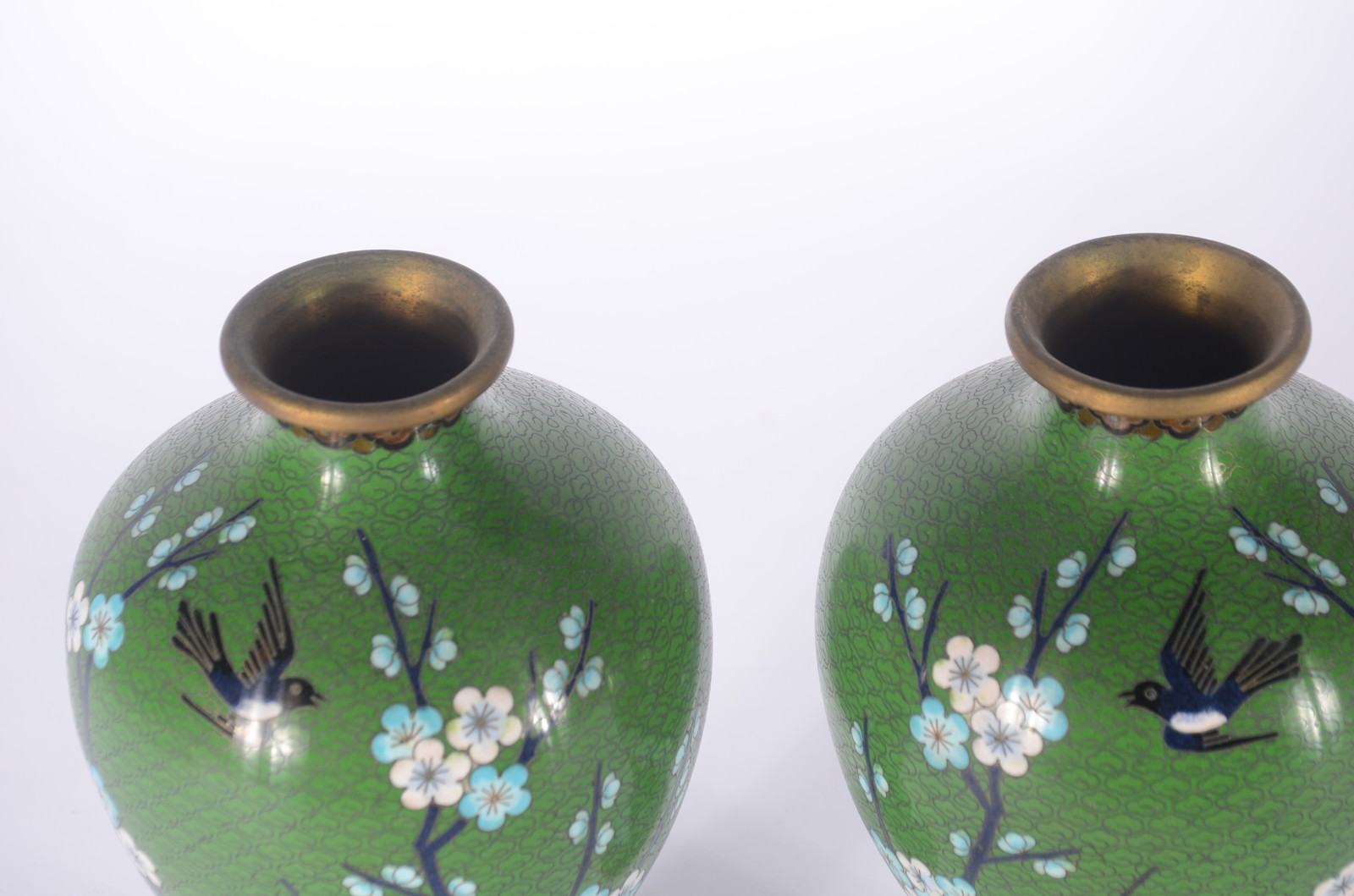 Par de vasos de cloisoné oriental, fundo verde decorado com flores e... - foto 3 de 9