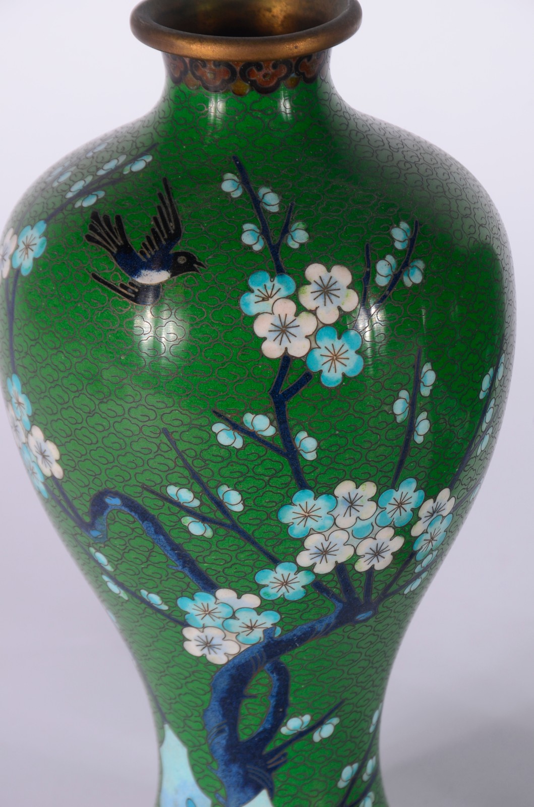 Par de vasos de cloisoné oriental, fundo verde decorado com flores e... - foto 4 de 9