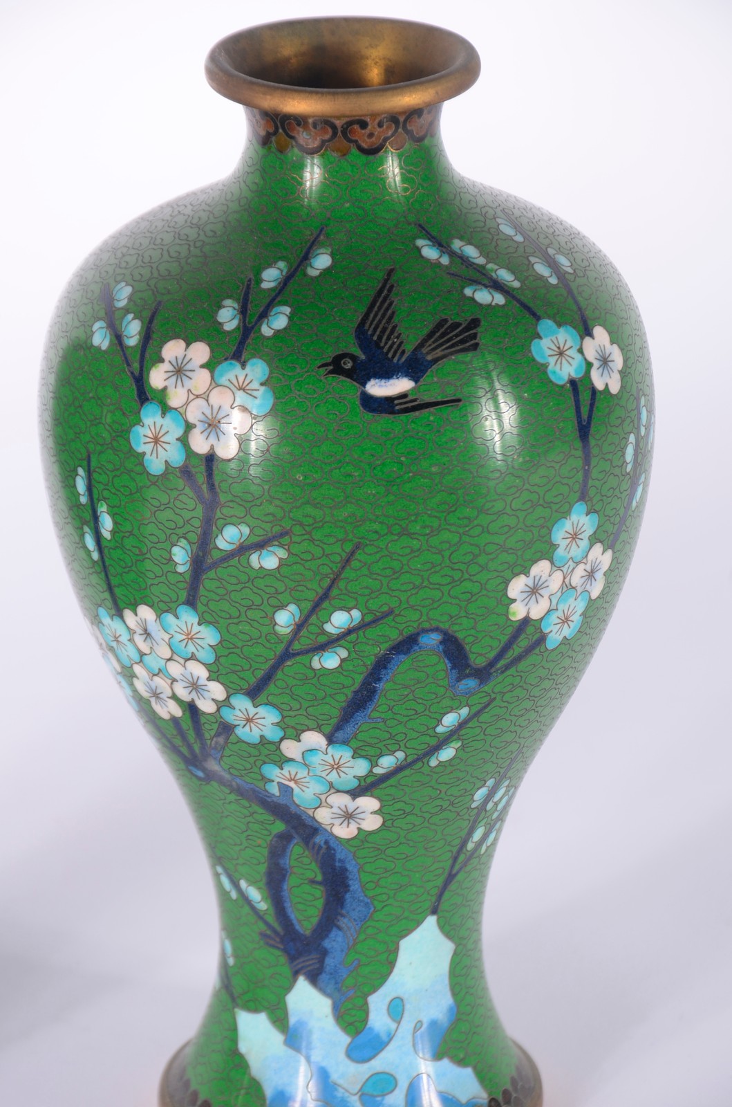 Par de vasos de cloisoné oriental, fundo verde decorado com flores e... - foto 5 de 9