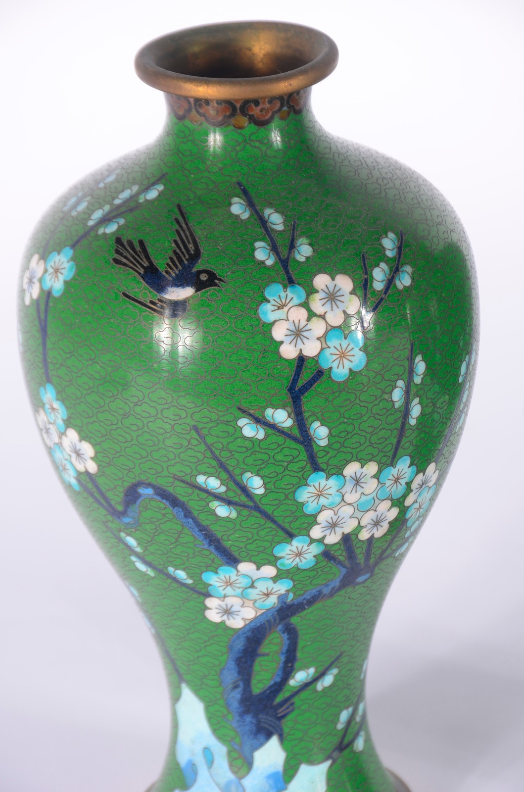 Par de vasos de cloisoné oriental, fundo verde decorado com flores e... - foto 6 de 9