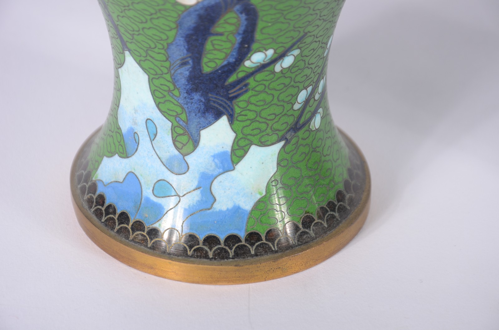 Par de vasos de cloisoné oriental, fundo verde decorado com flores e... - foto 7 de 9