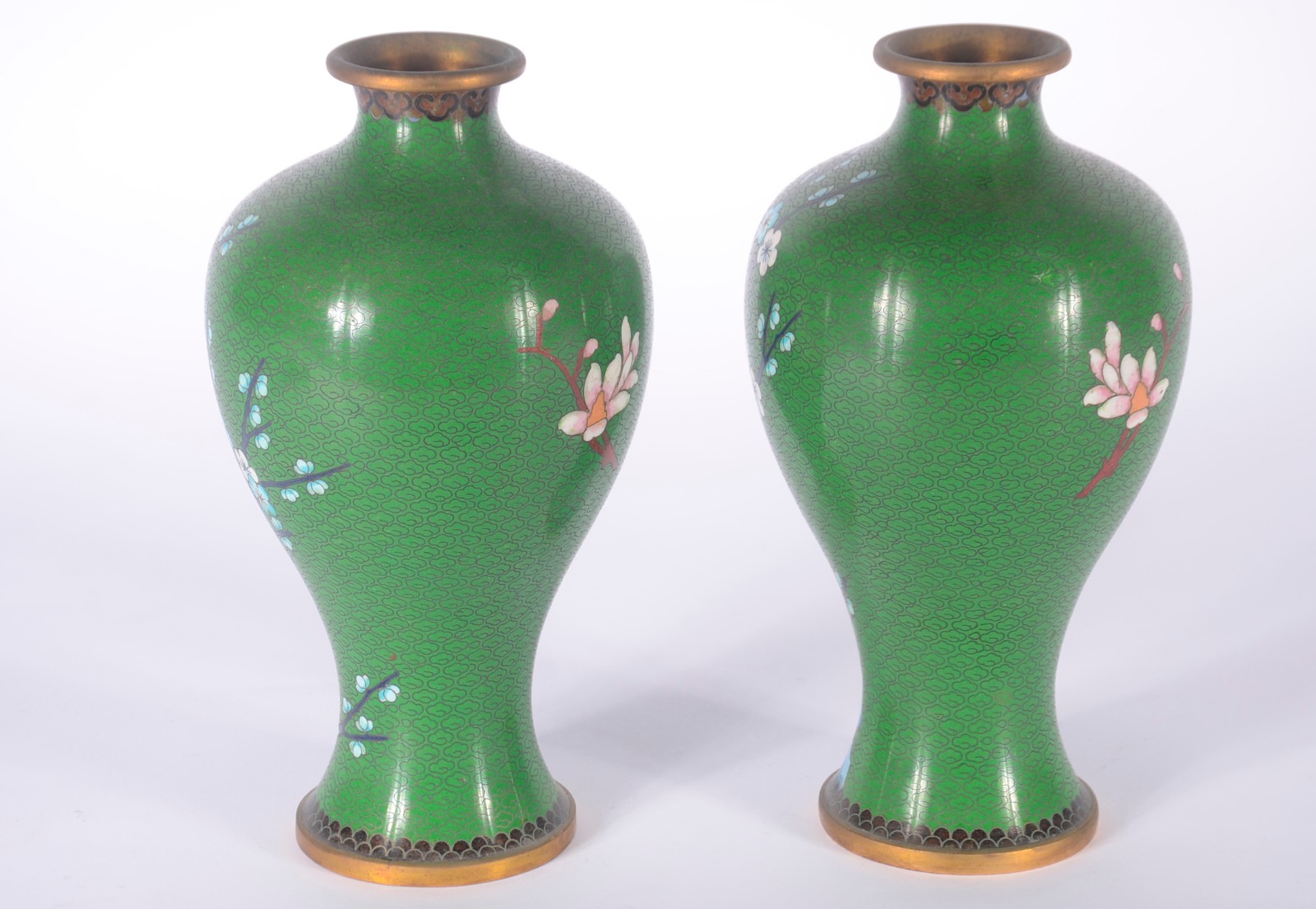 Par de vasos de cloisoné oriental, fundo verde decorado com flores e... - foto 8 de 9