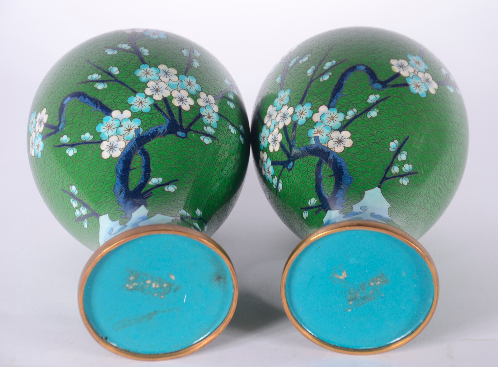 Par de vasos de cloisoné oriental, fundo verde decorado com flores e... - foto 9 de 9