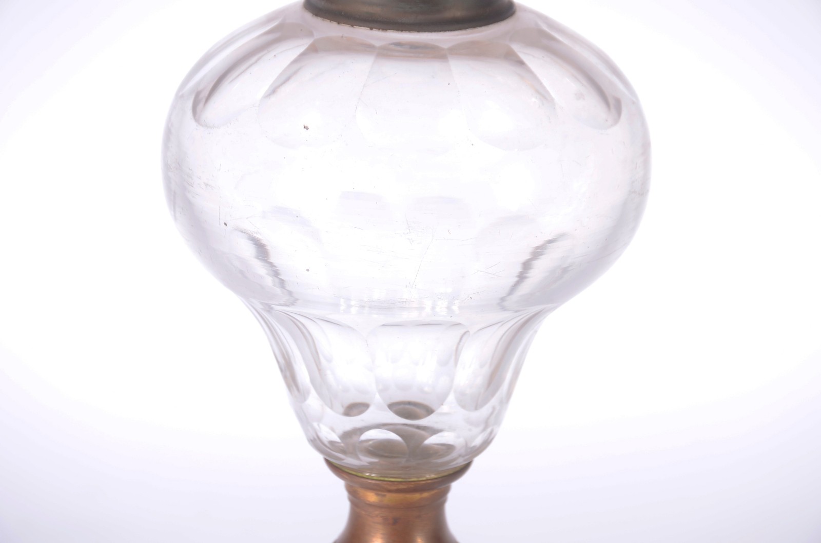 Abatjour com bojo de cristal e base de metal dourado. Cúpula fosca... - foto 4 de 9