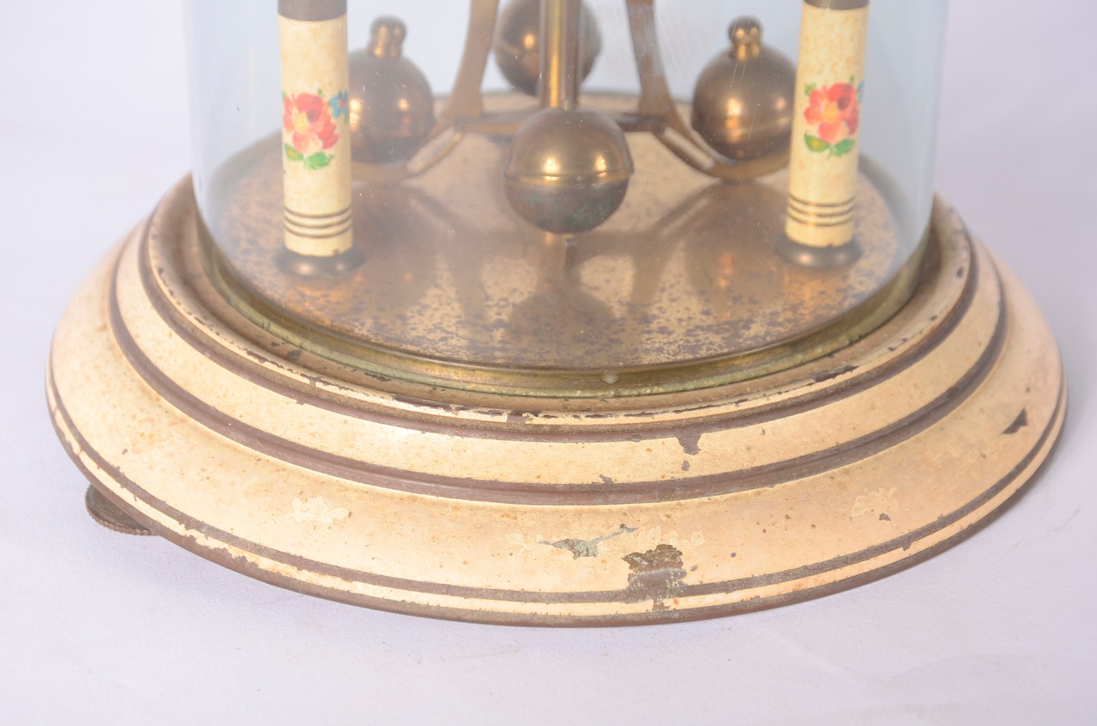 Relógio de mesa de metal dourado Kundo com redoma de vidro. Oxidações... - foto 2 de 10