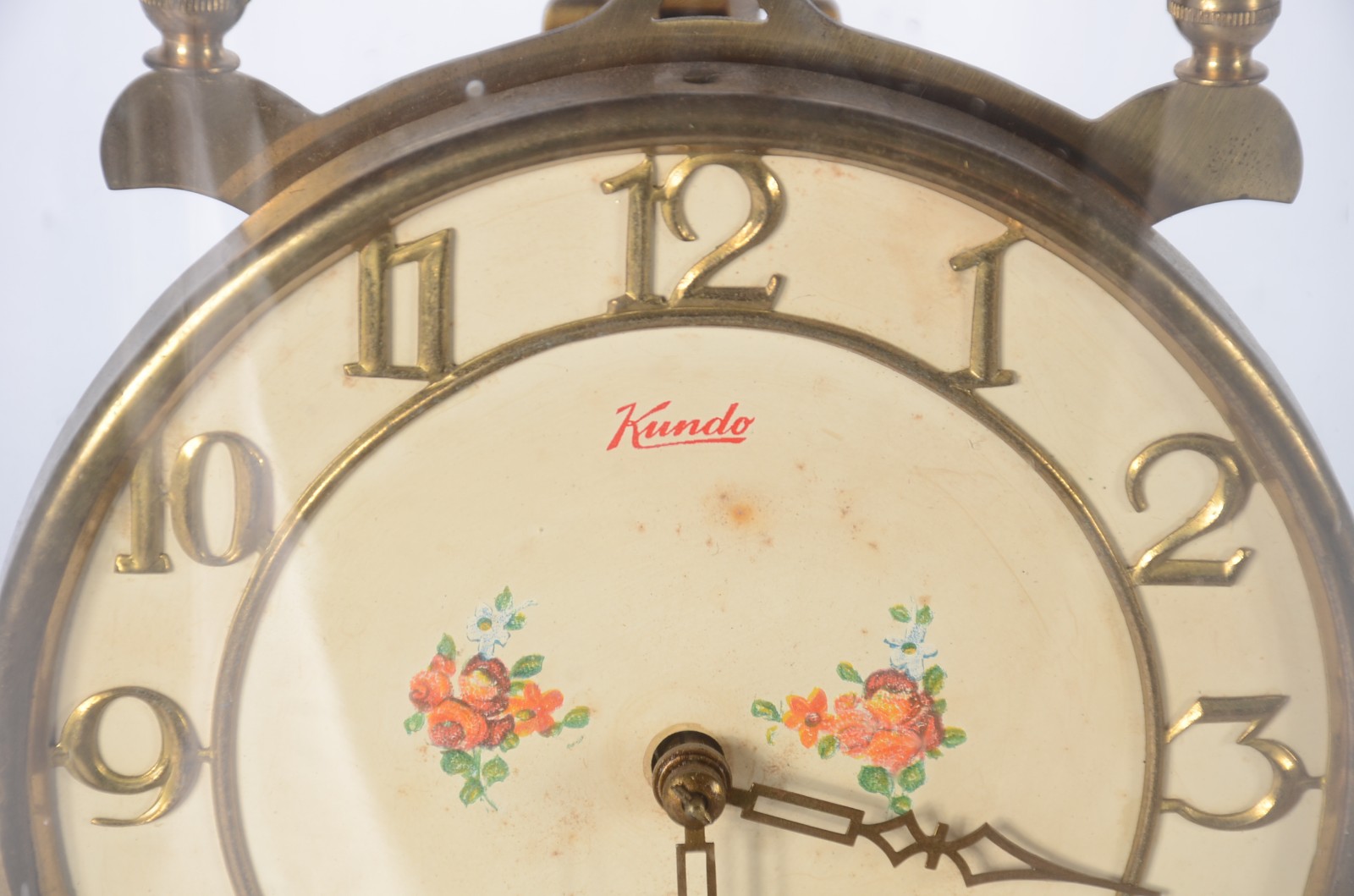 Relógio de mesa de metal dourado Kundo com redoma de vidro. Oxidações... - foto 3 de 10