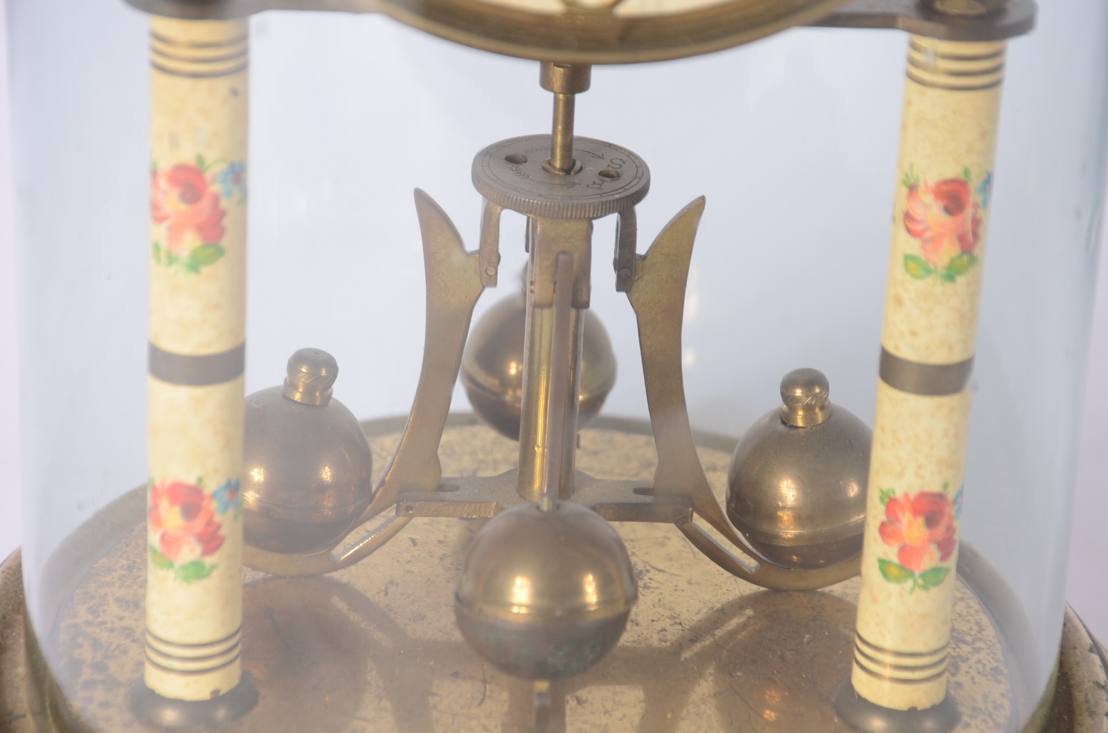 Relógio de mesa de metal dourado Kundo com redoma de vidro. Oxidações... - foto 5 de 10