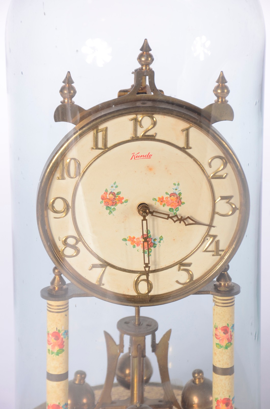 Relógio de mesa de metal dourado Kundo com redoma de vidro. Oxidações... - foto 6 de 10