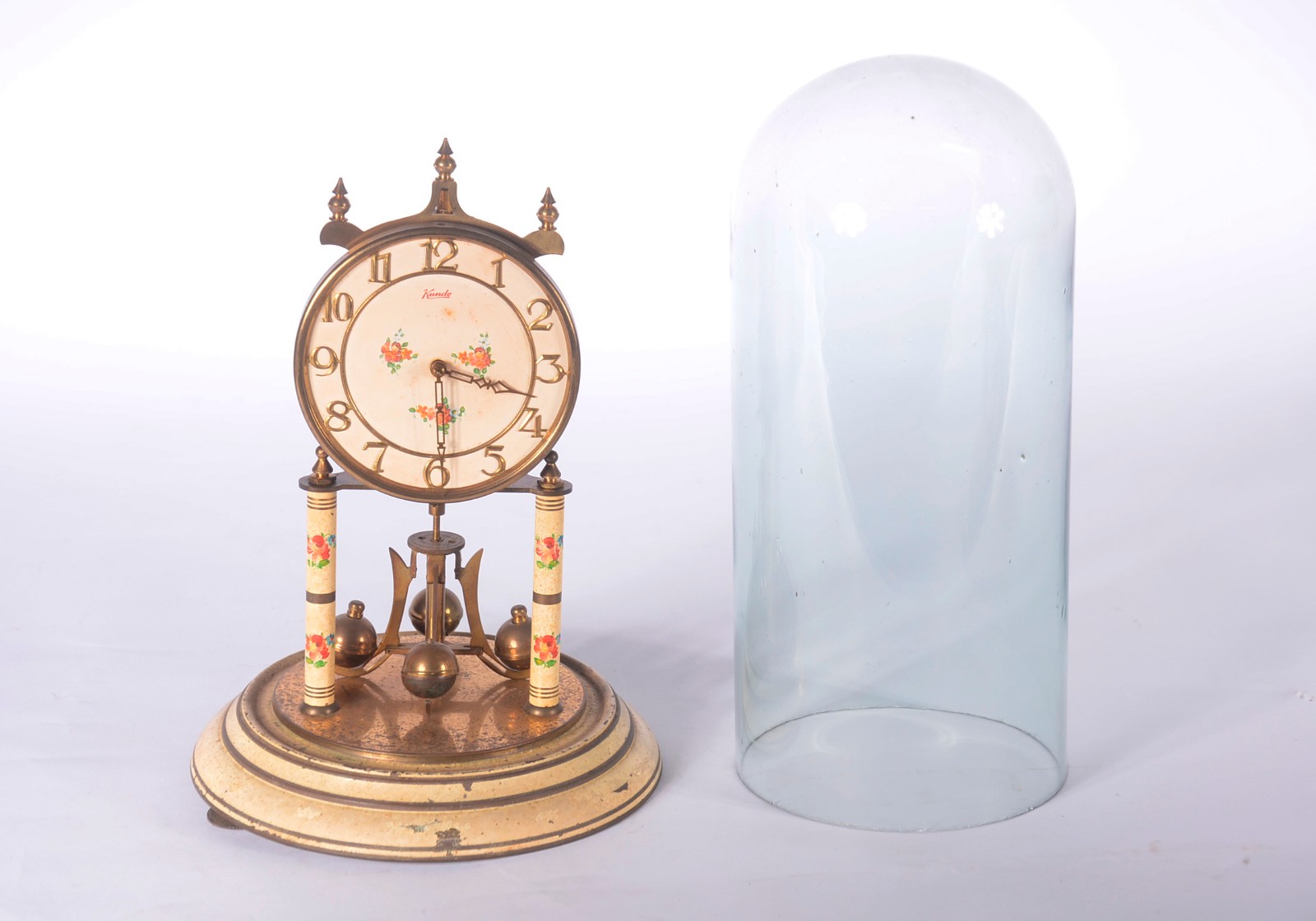 Relógio de mesa de metal dourado Kundo com redoma de vidro. Oxidações... - foto 7 de 10