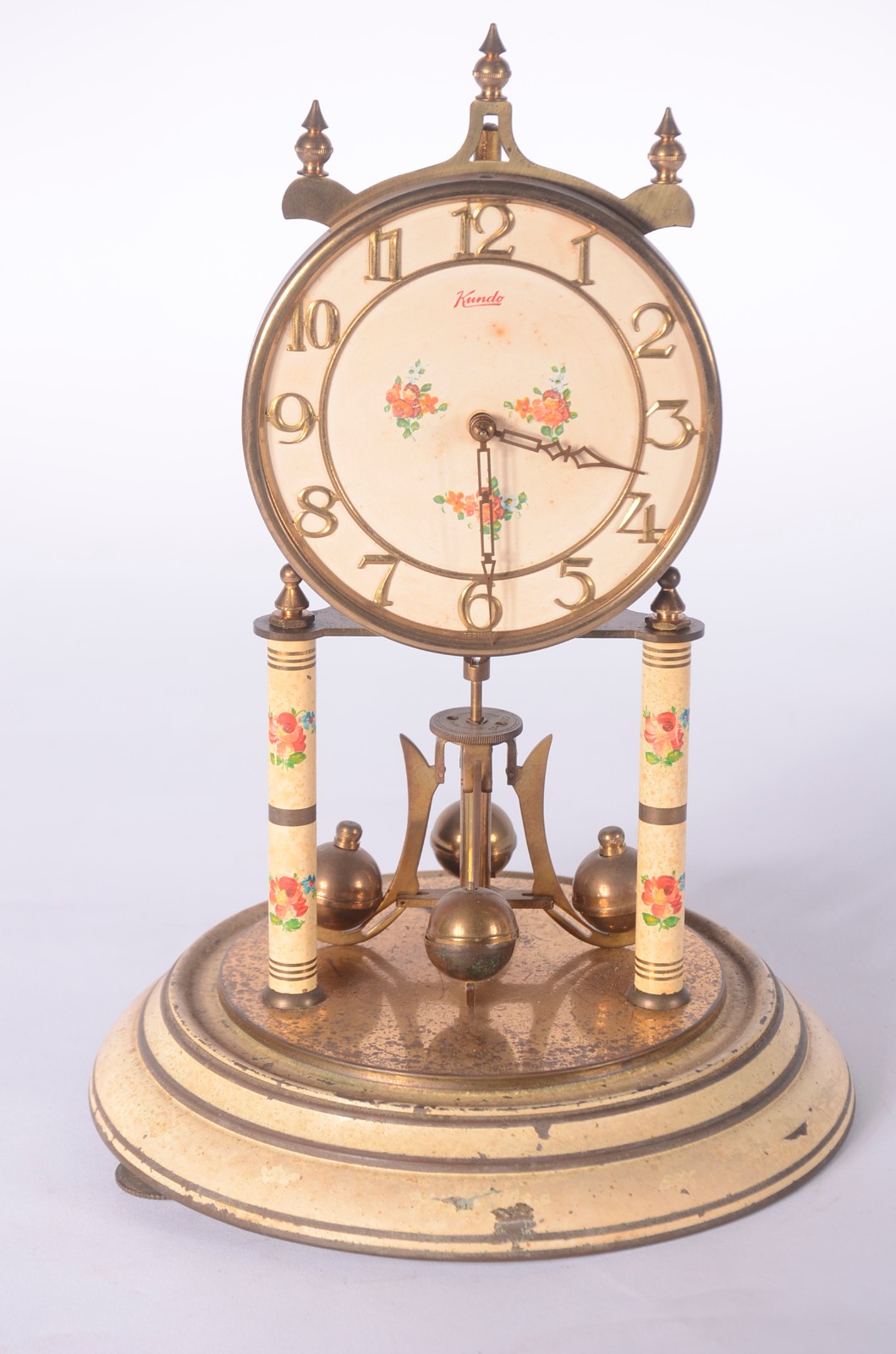 Relógio de mesa de metal dourado Kundo com redoma de vidro. Oxidações... - foto 8 de 10