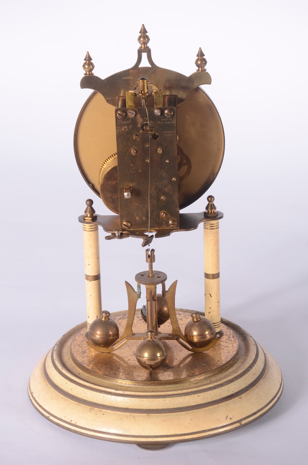 Relógio de mesa de metal dourado Kundo com redoma de vidro. Oxidações... - foto 9 de 10
