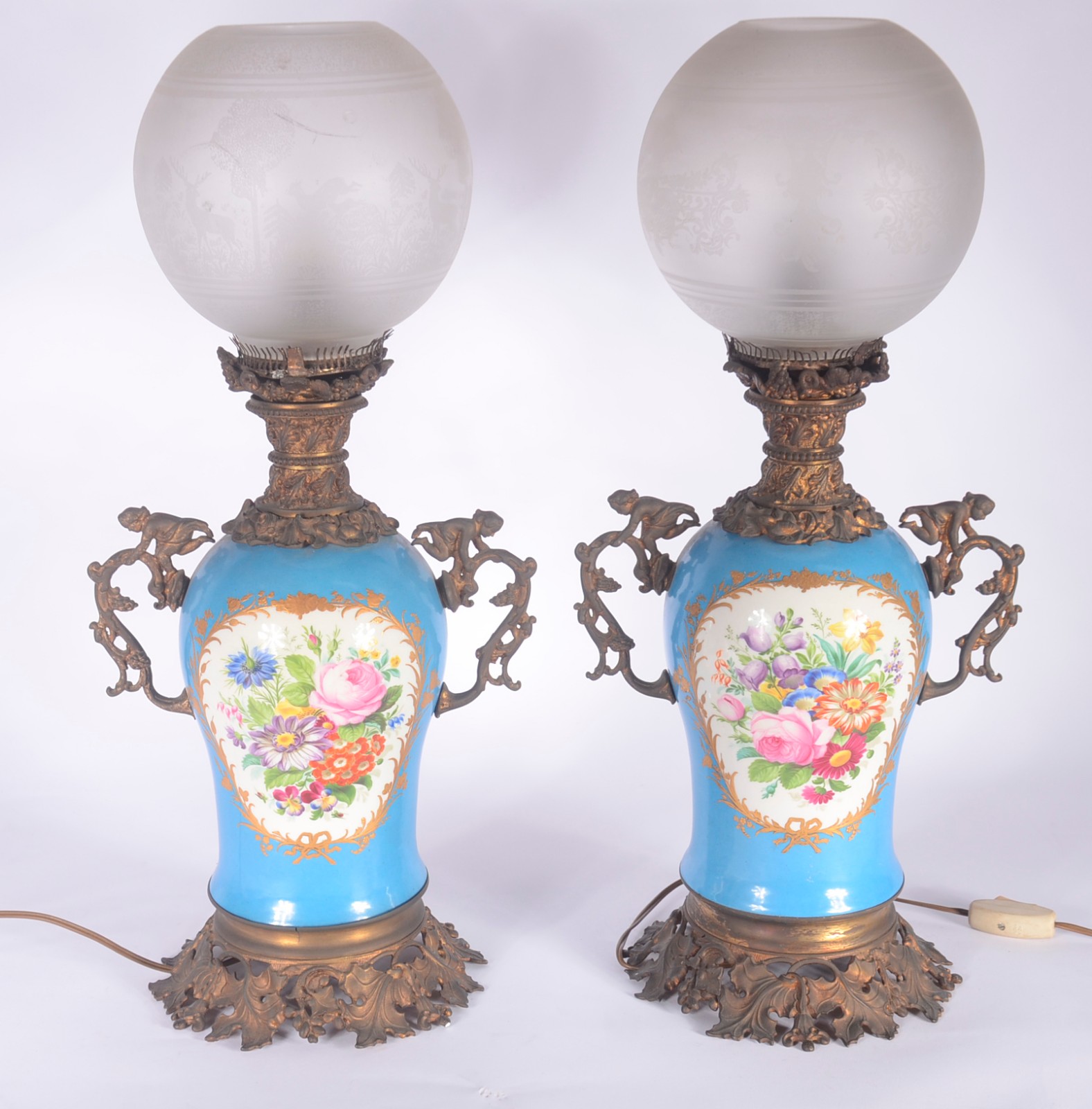 Par de abatjoures de porcelana francesa, reservas decoradas com... - foto 1 de 11
