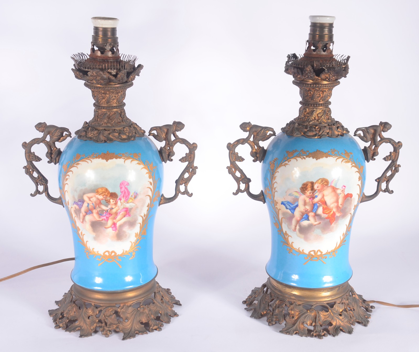 Par de abatjoures de porcelana francesa, reservas decoradas com... - foto 3 de 11