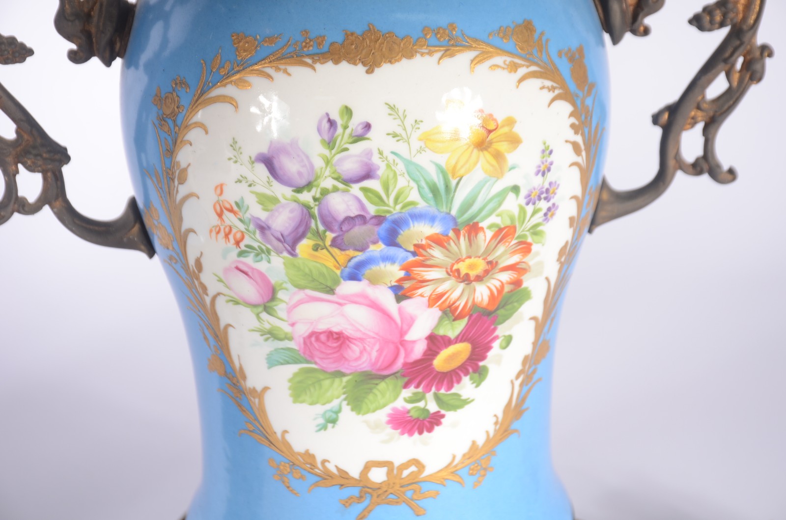 Par de abatjoures de porcelana francesa, reservas decoradas com... - foto 4 de 11