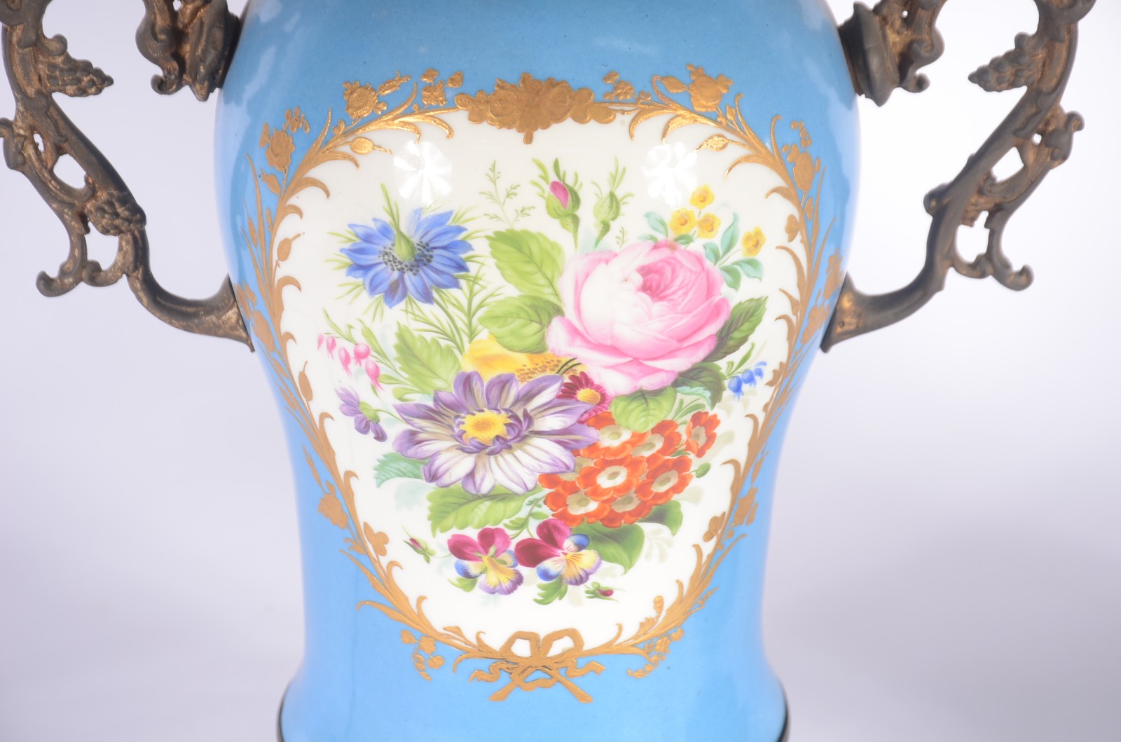 Par de abatjoures de porcelana francesa, reservas decoradas com... - foto 5 de 11