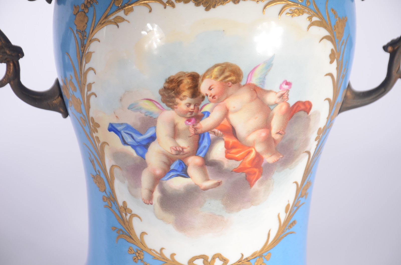 Par de abatjoures de porcelana francesa, reservas decoradas com... - foto 6 de 11