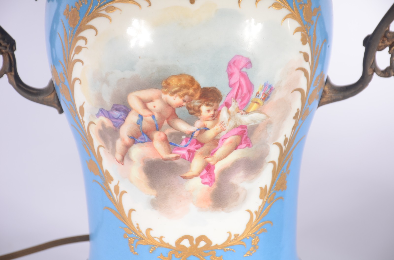 Par de abatjoures de porcelana francesa, reservas decoradas com... - foto 7 de 11