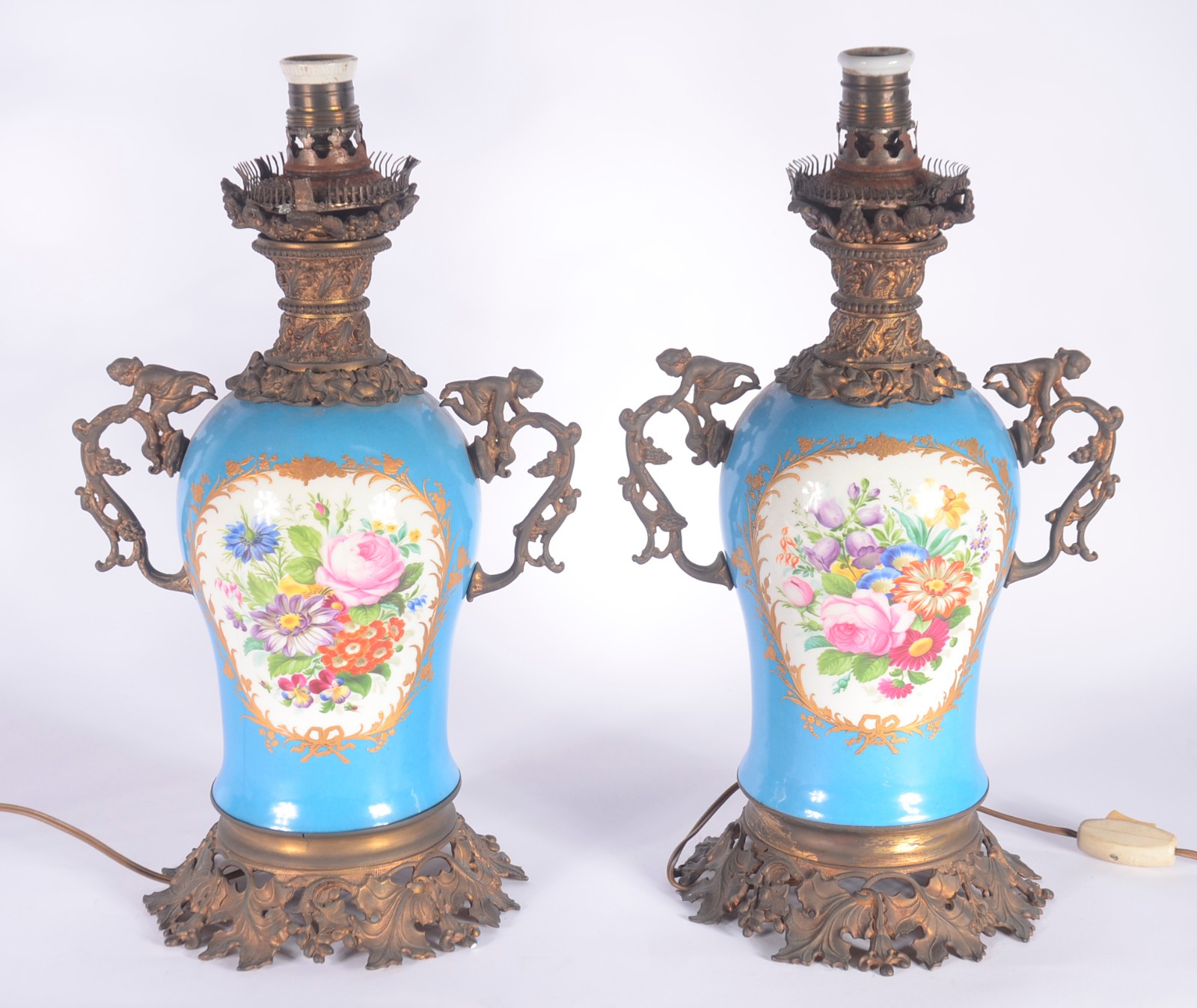 Par de abatjoures de porcelana francesa, reservas decoradas com... - foto 2 de 11