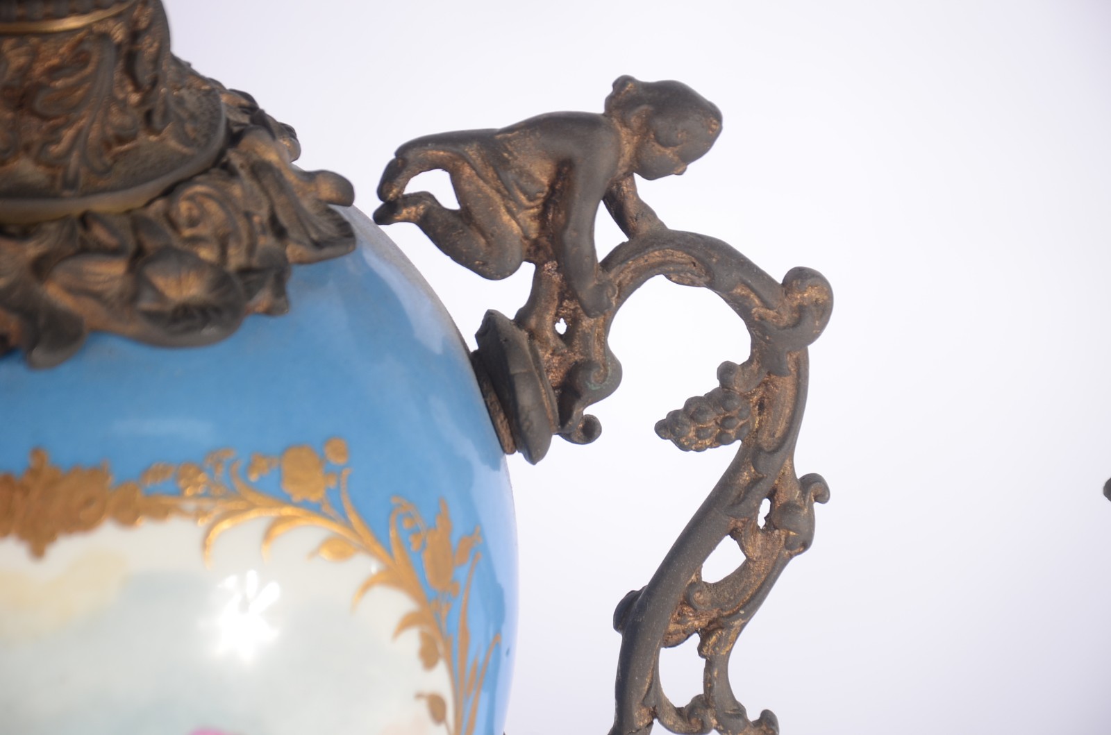 Par de abatjoures de porcelana francesa, reservas decoradas com... - foto 8 de 11