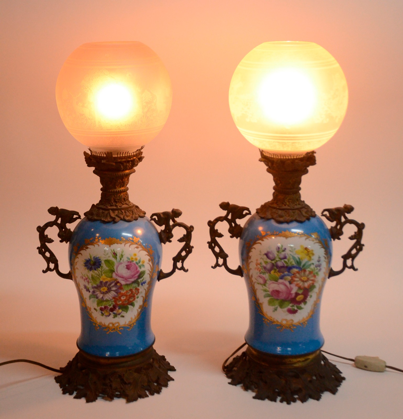 Par de abatjoures de porcelana francesa, reservas decoradas com... - foto 9 de 11