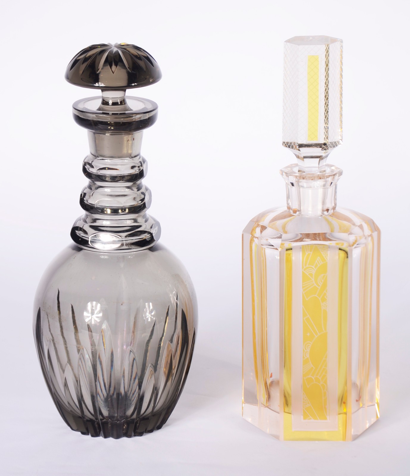 Duas garrafas de cristal, sendo uma fumê lapidada e outra doublé... - foto 1 de 9