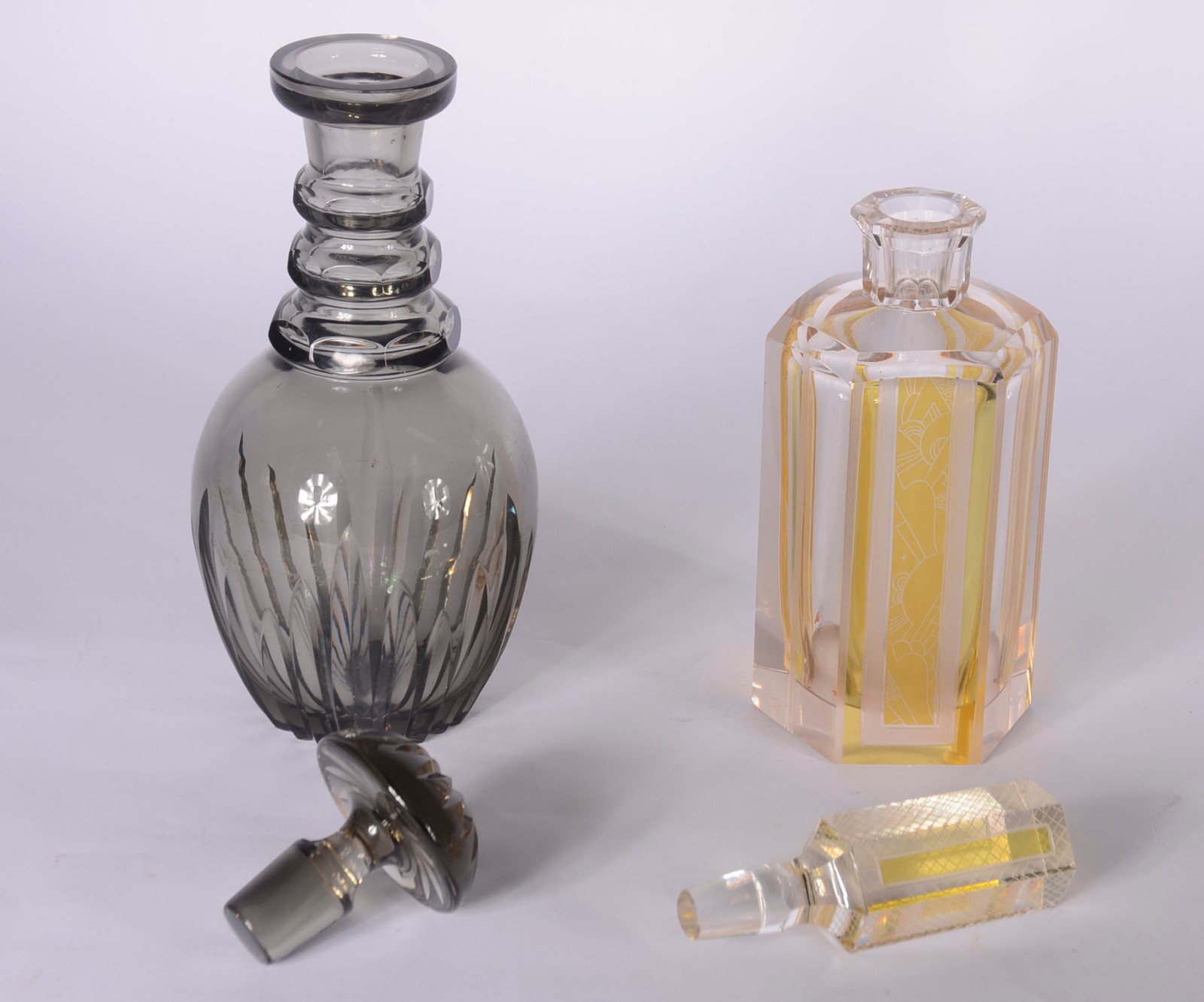 Duas garrafas de cristal, sendo uma fumê lapidada e outra doublé... - foto 2 de 9