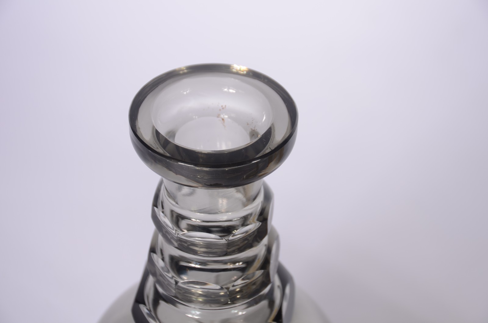 Duas garrafas de cristal, sendo uma fumê lapidada e outra doublé... - foto 3 de 9