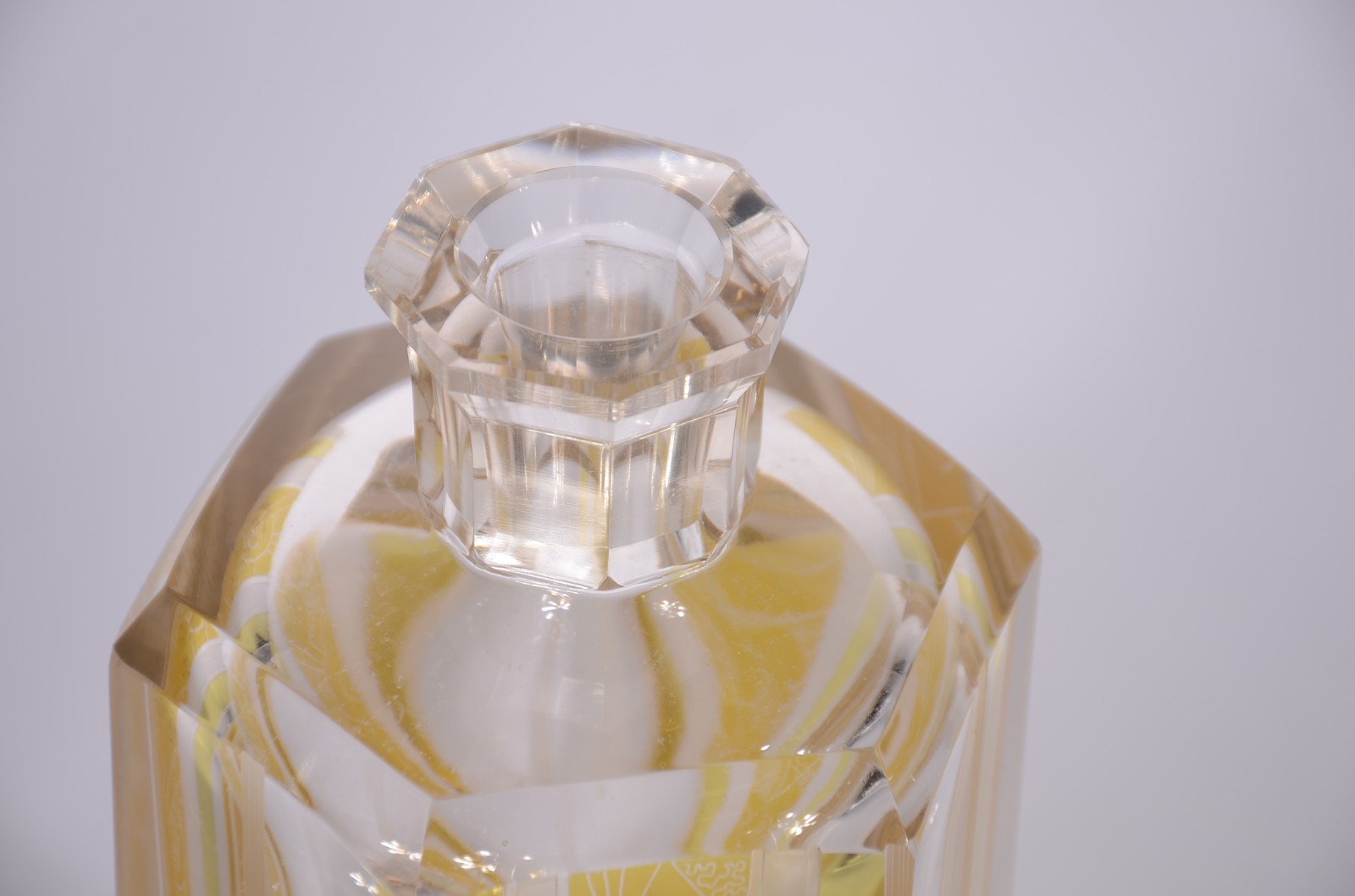 Duas garrafas de cristal, sendo uma fumê lapidada e outra doublé... - foto 4 de 9